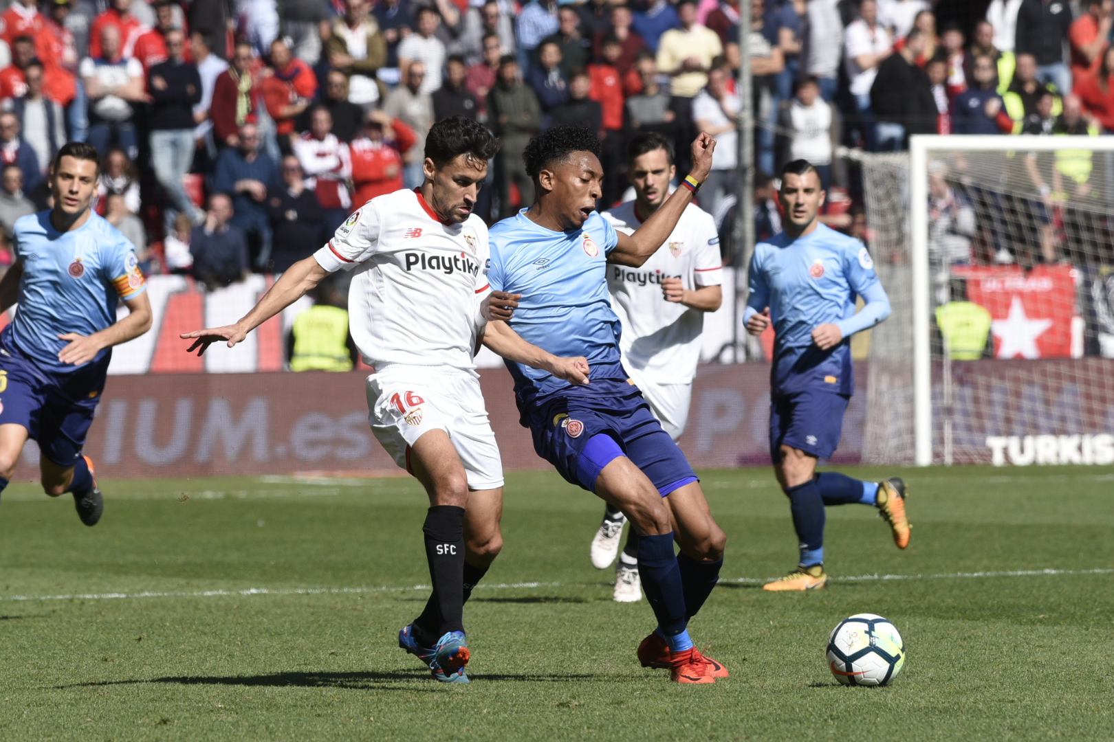 Jesús Navas del Sevilla FC ante el Girona FC