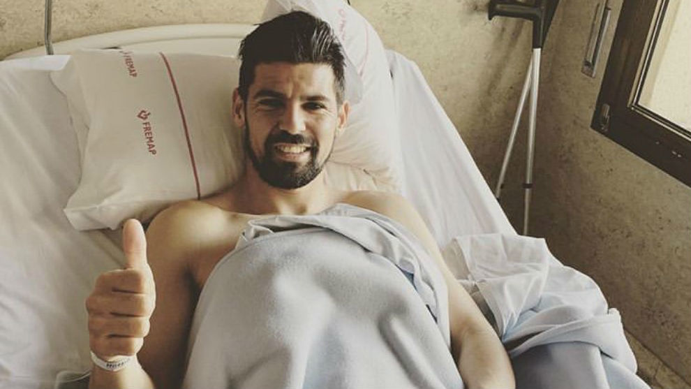 Nolito poses after his operation