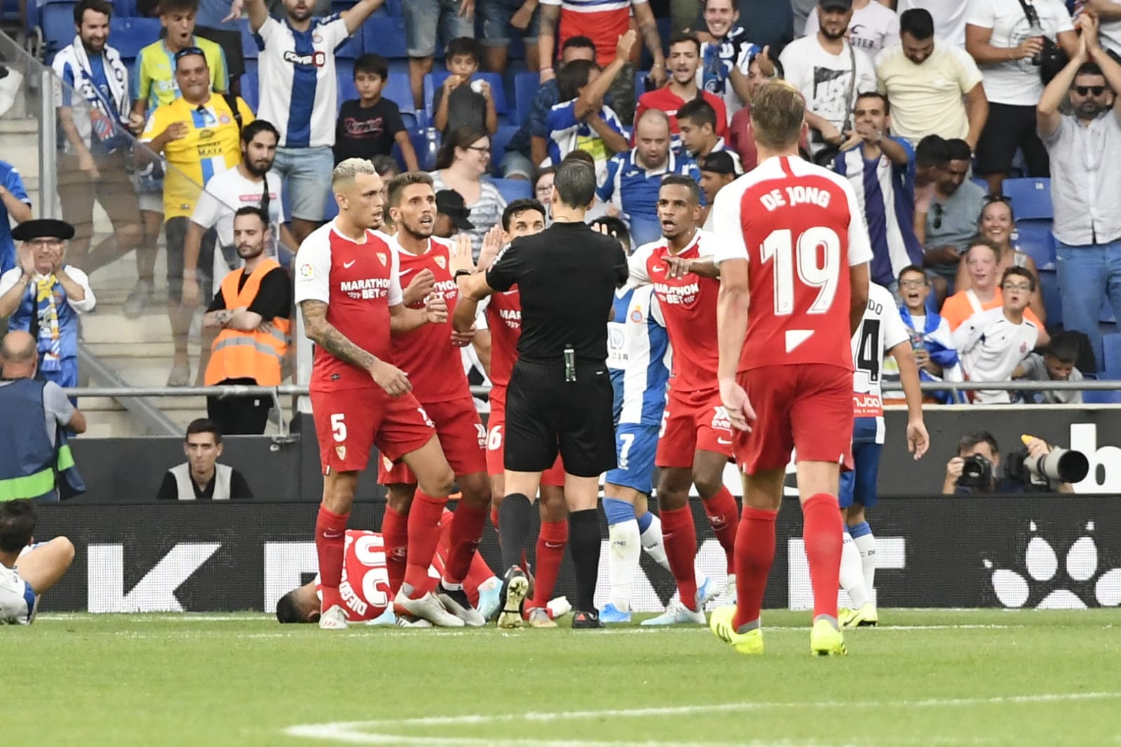 Sevilla FC players argue with the referee in Cornellá-El Prat