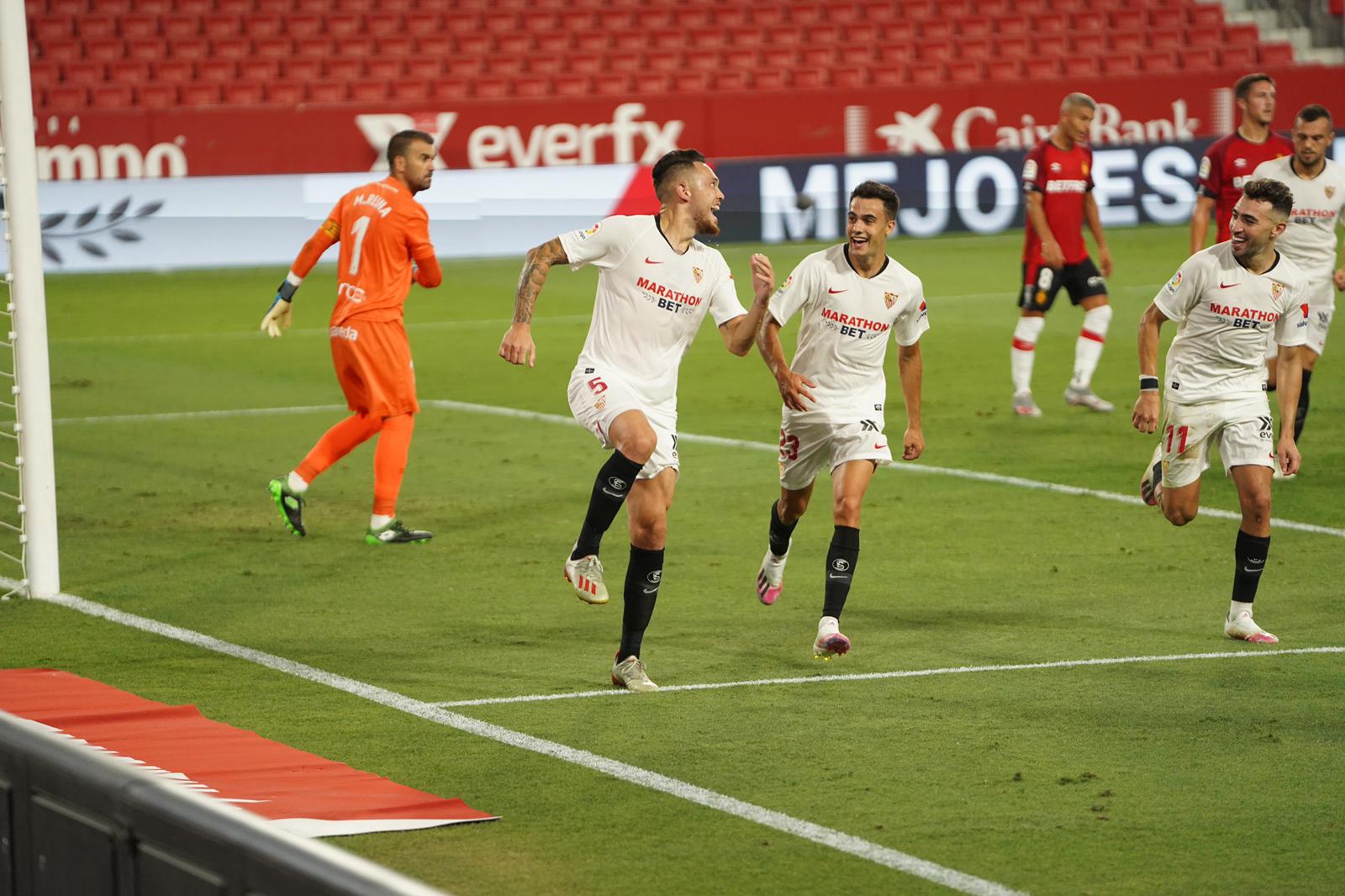 Ocampos celebra su gol ante el Mallorca