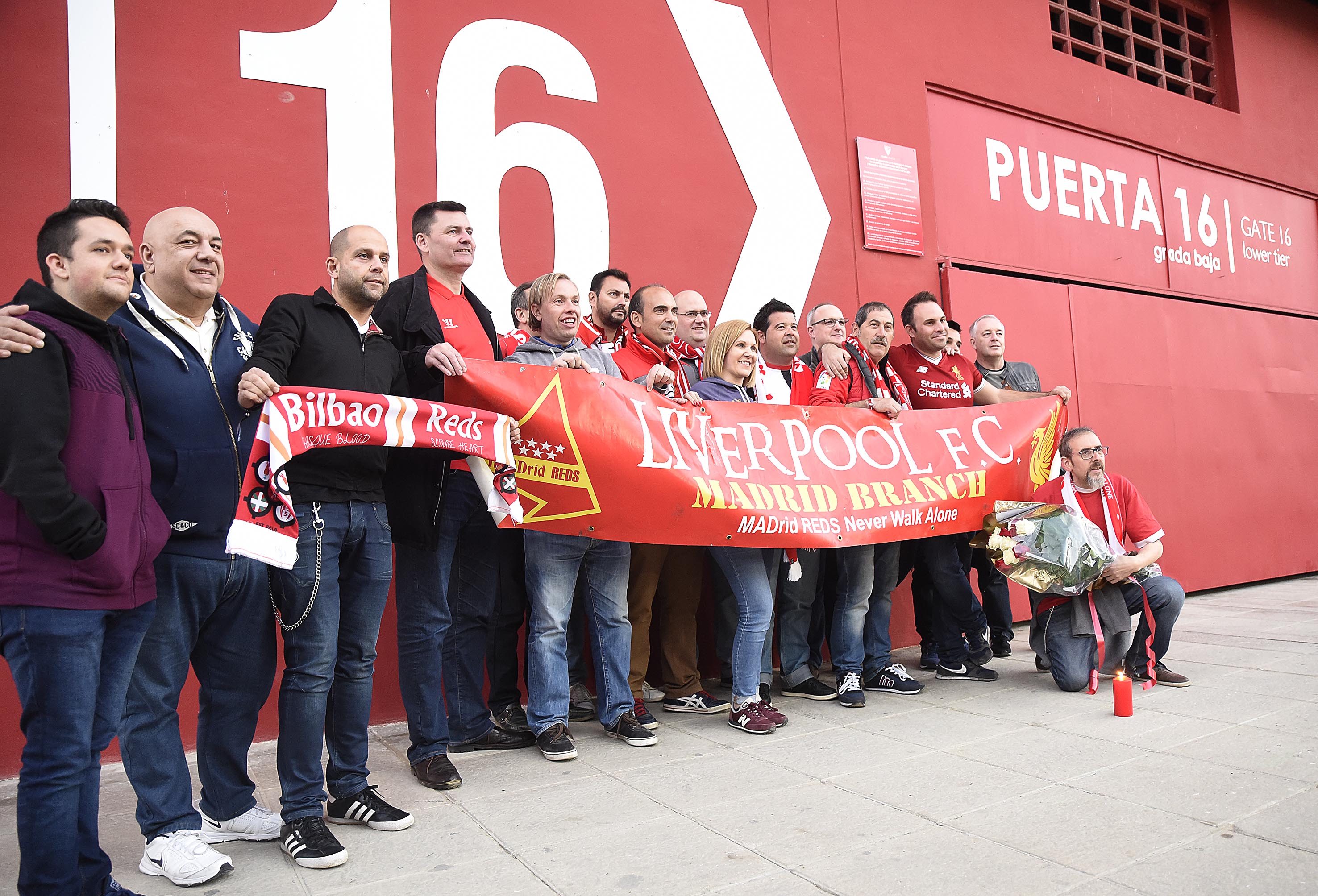 Aficionados del Liverpool y el Sevilla en la Puerta 16