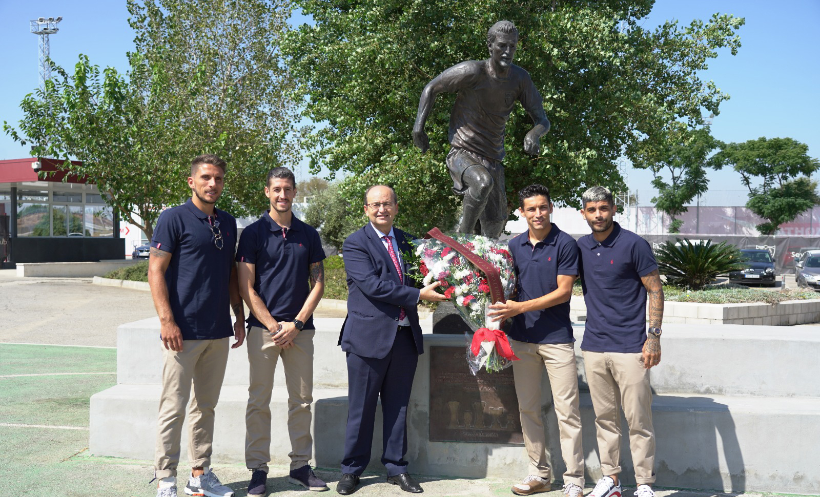 The floral offering of the captains and the president in front of the statue of Antonio Puerta
