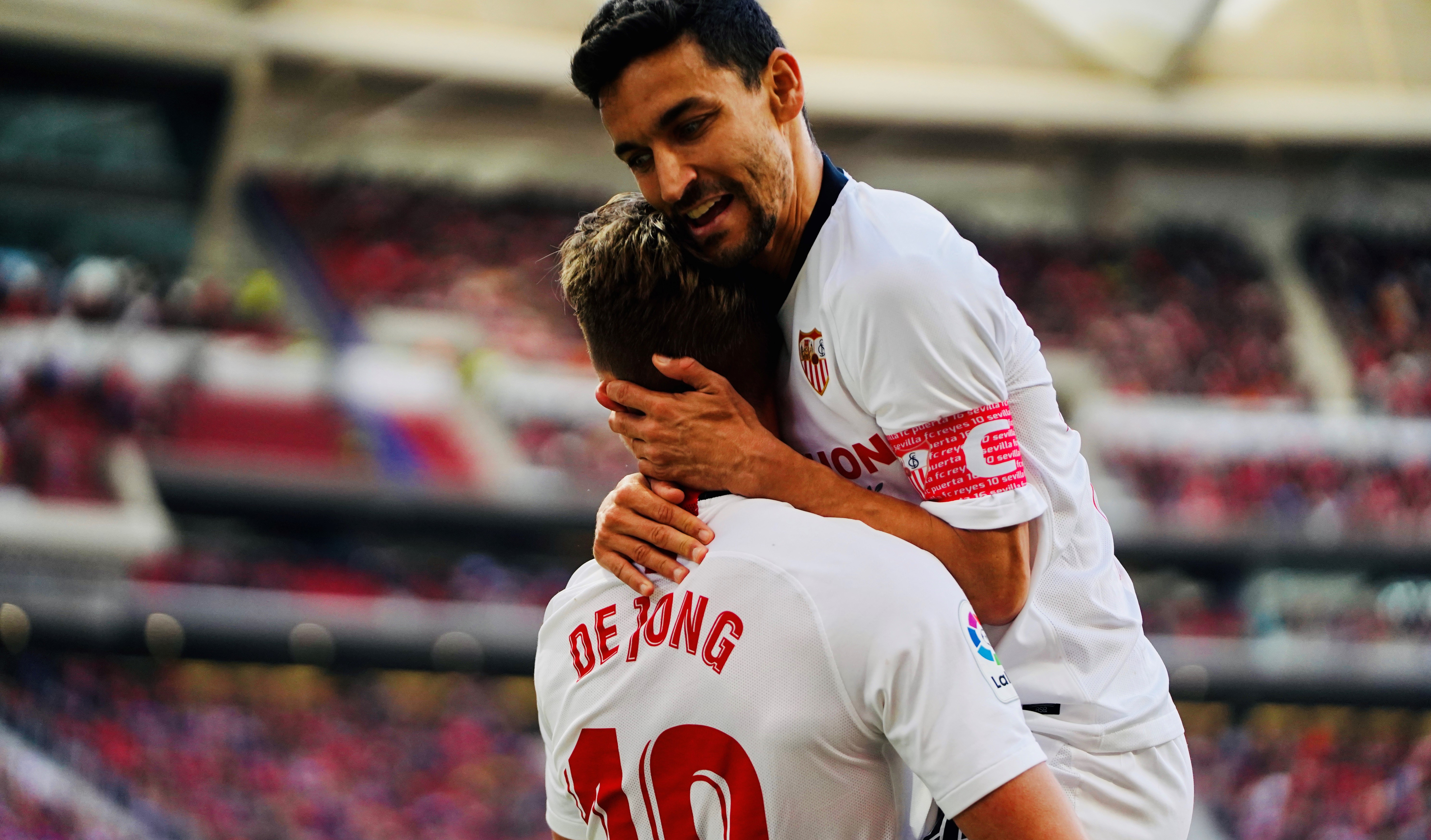 De Jong y Jesús Navas celebran un gol del Sevilla FC