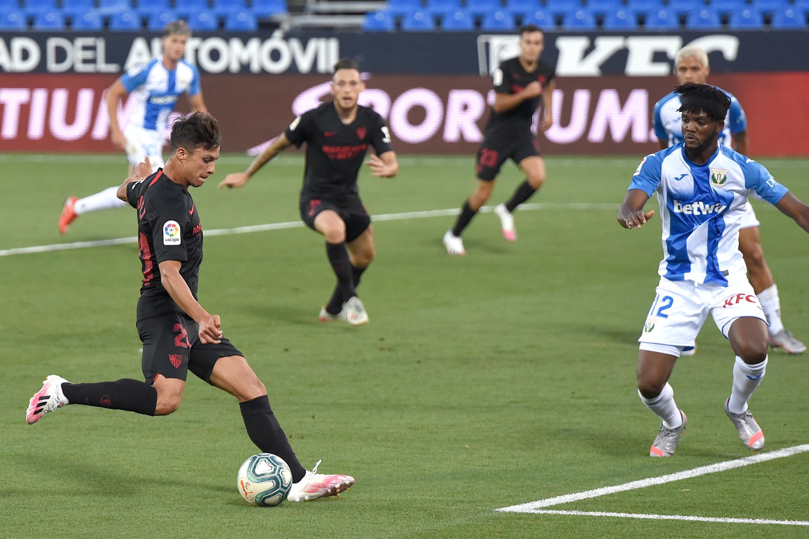 Óliver Torres arma la pierna para anotar su segundo gol en Butarque