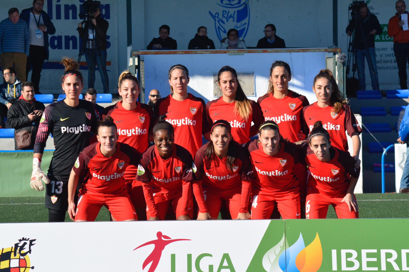 El once inicial del primer equpo femenino del Sevilla FC posa en los prolegómenos del encuentro ante el CD Sporting Club de Huelva en los Campos Federativos de La Orden