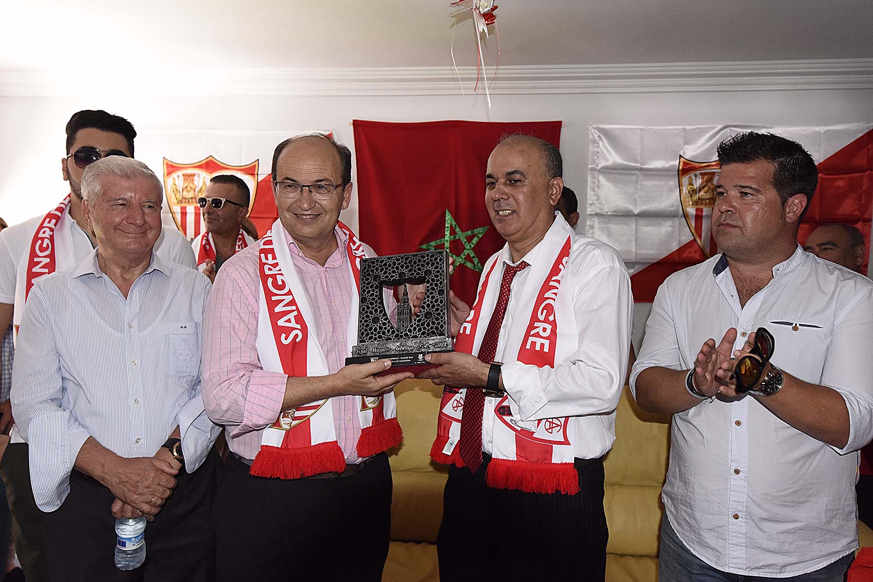 José Castro se intercambia regalos con el presidente de la PS de Tánger