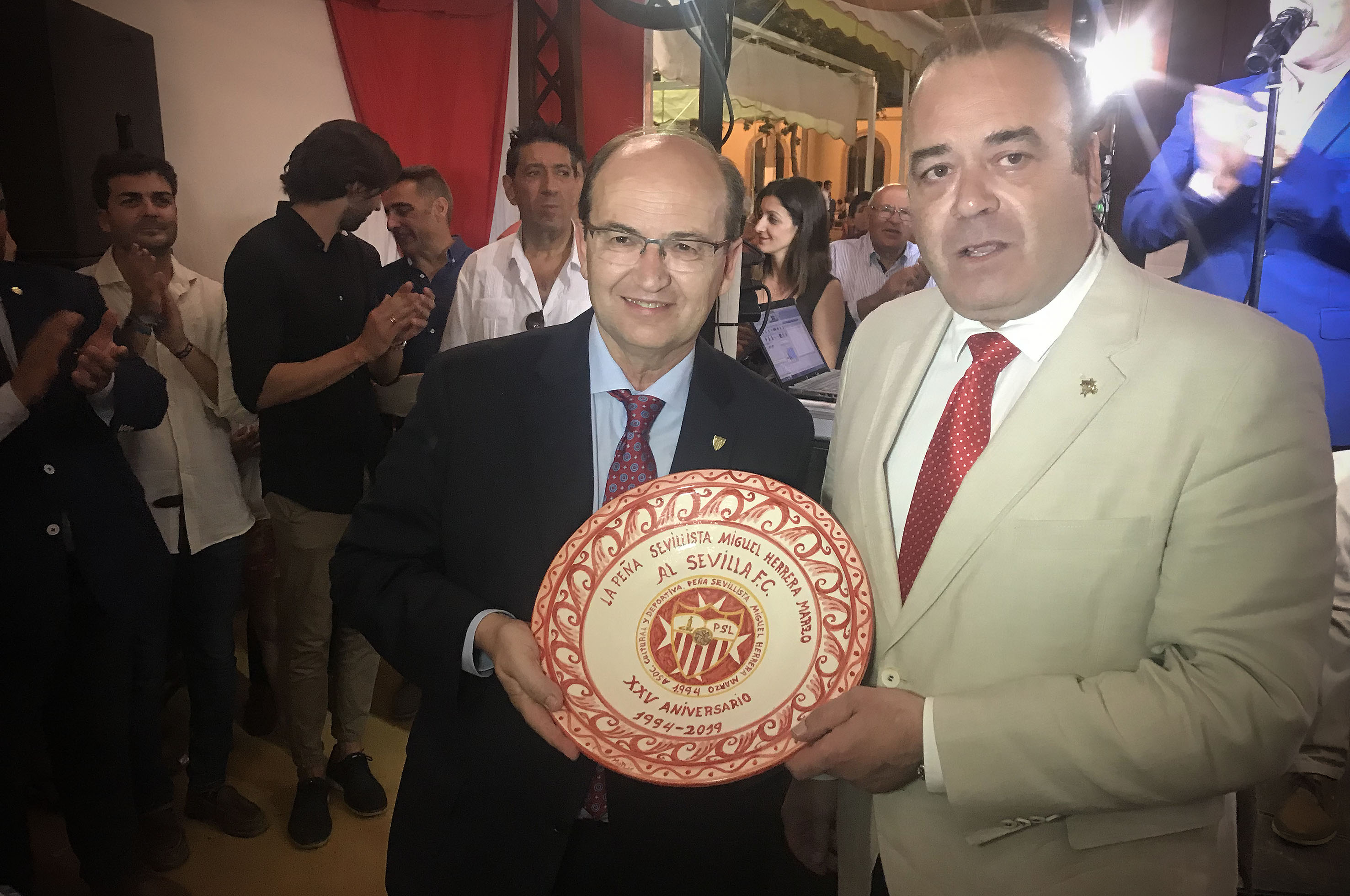 José Castro junto al presidente de la PS de Lora del Río