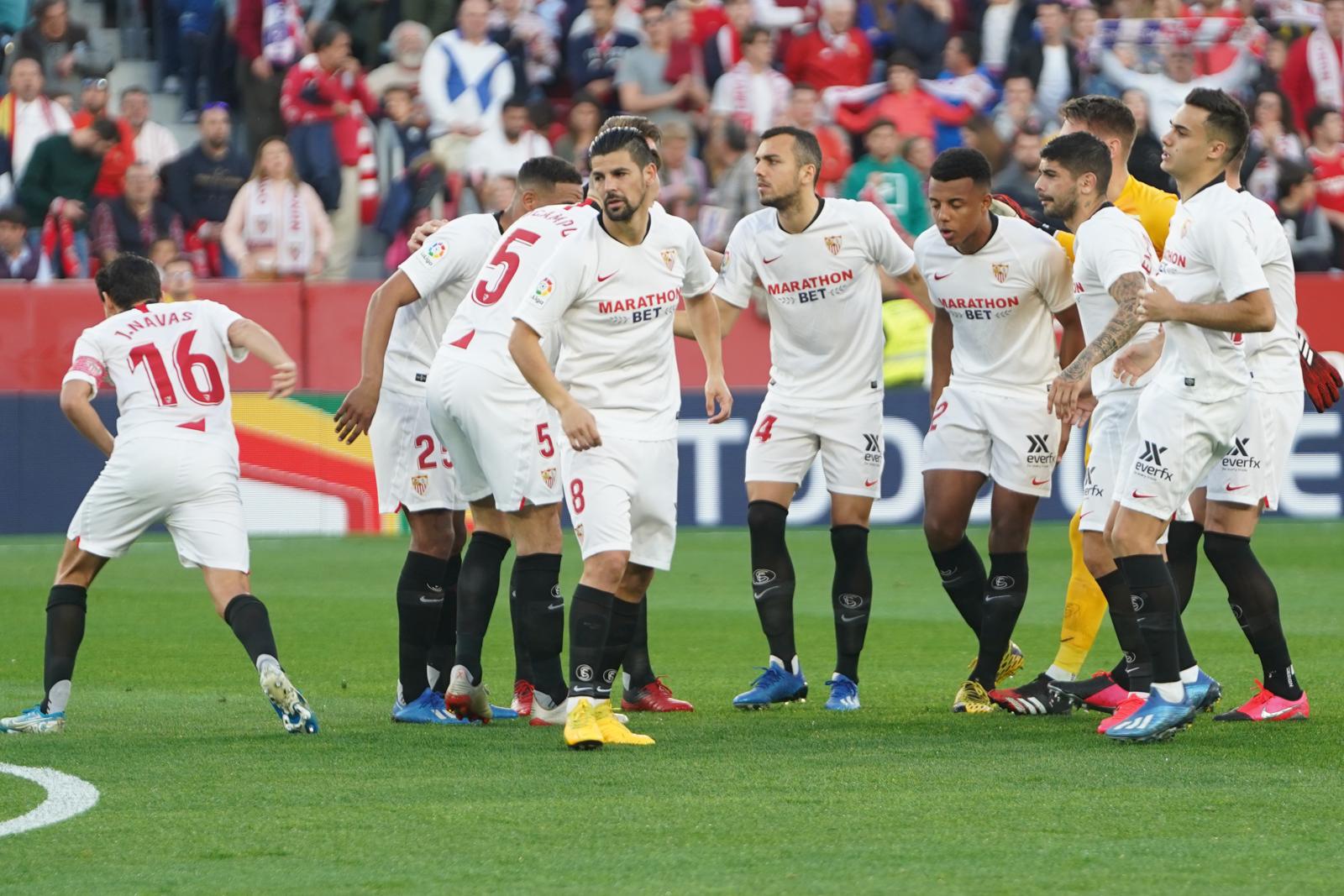 Los jugadores del Sevilla FC, antes de medirse al Alavés