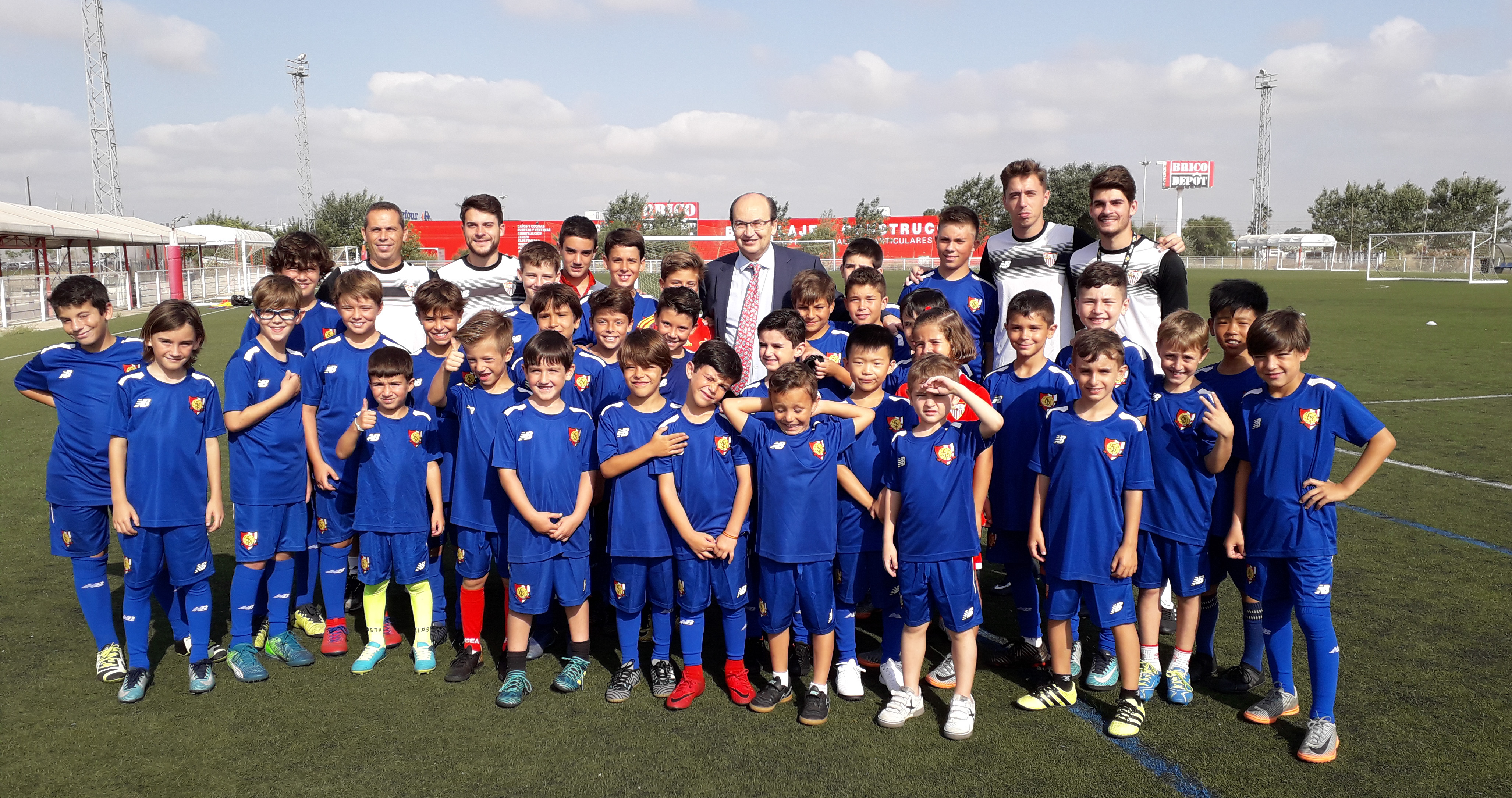 Visita del presidente José Castro a los niños del Campus Football & English