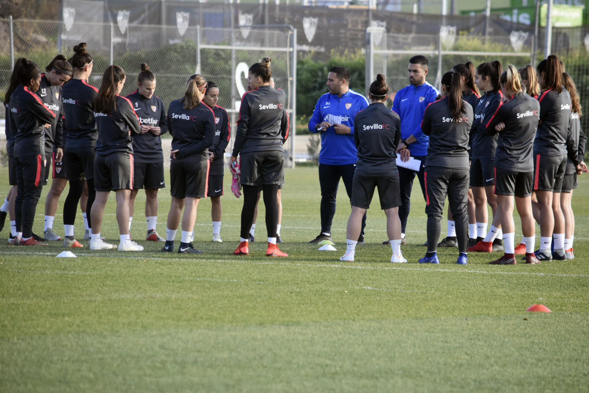 El primer equipo femenino del Sevilla FC atiende a las instrucciones de David Losada, ayudante de Cristian Toro, durante el primer entrenamiento de 2019