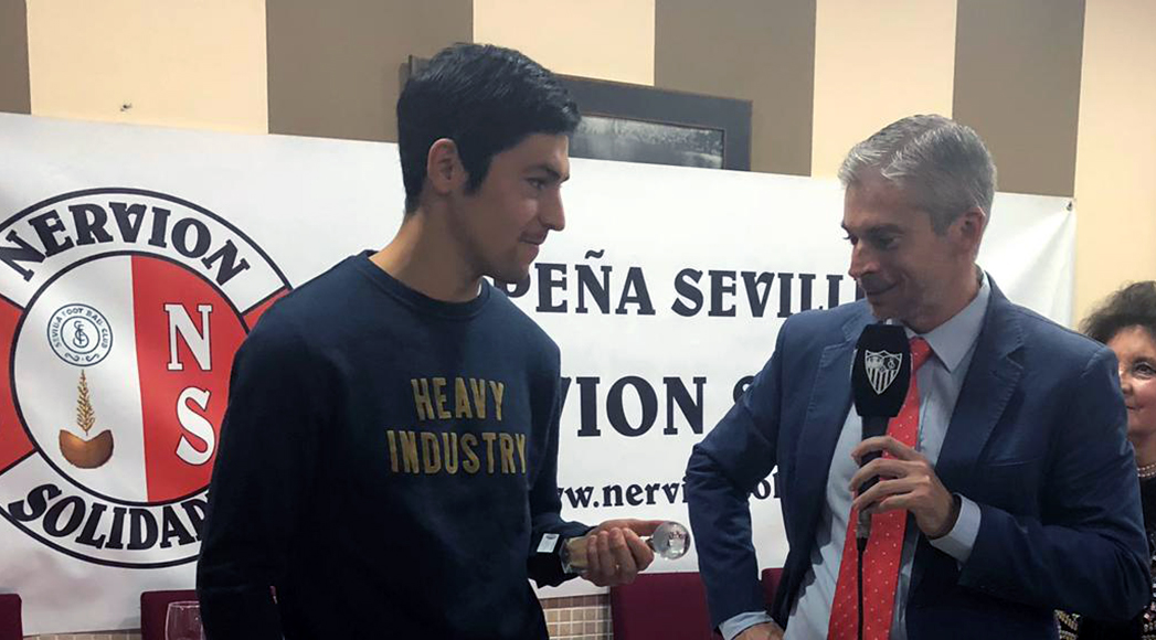 Borja Lasso recibe su galardón de la PS Nervión Solidario