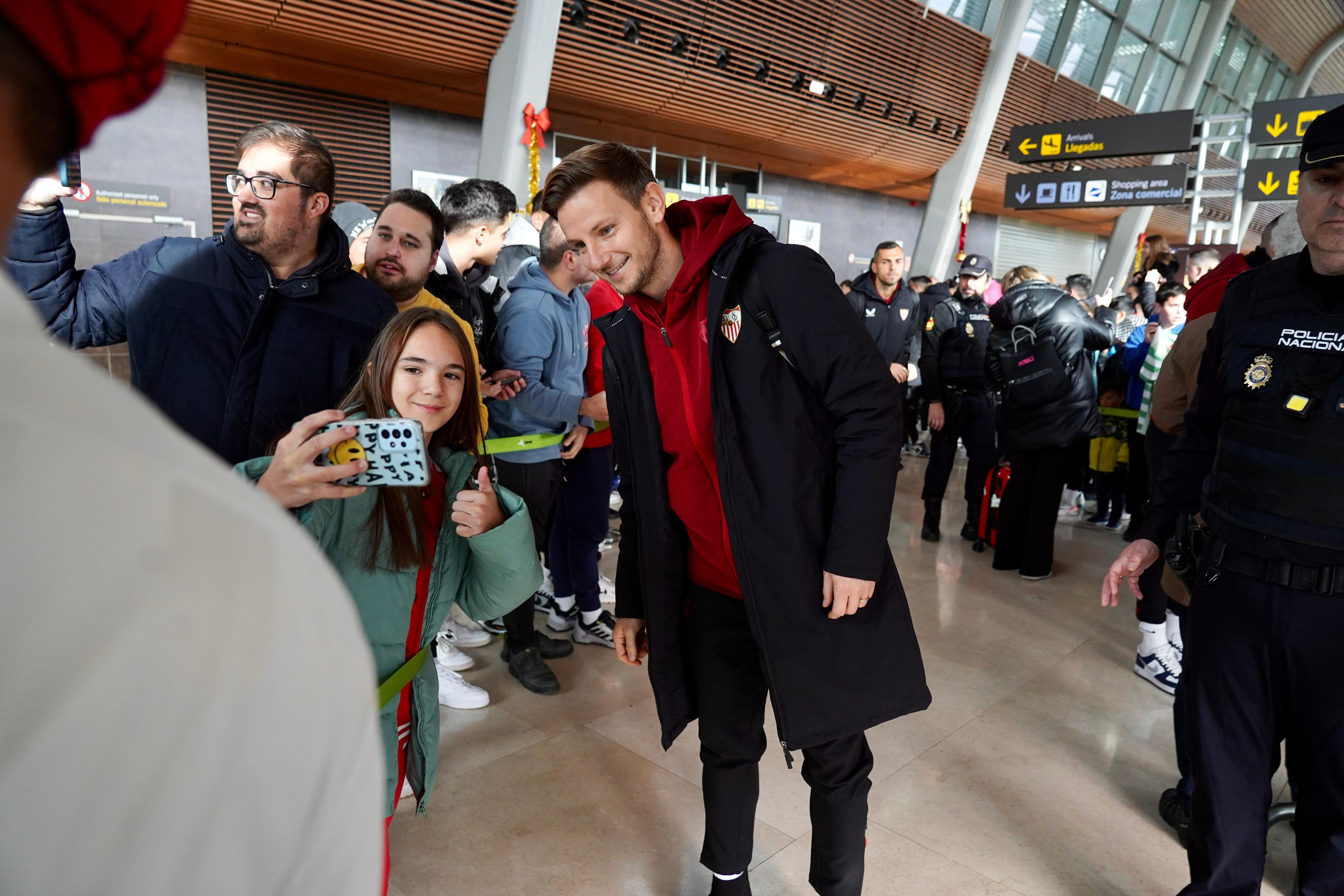 Rakitic with a fan in León airport