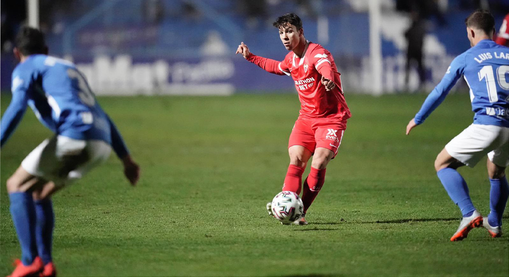 Sevilla FC's Óliver Torres against Linares Deportivo