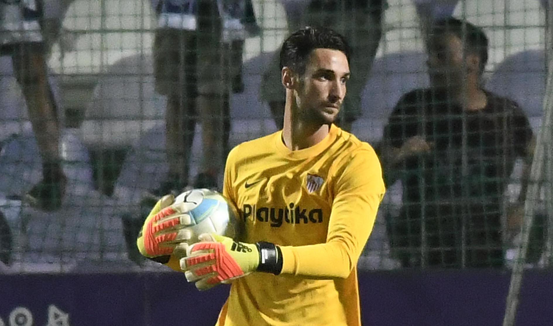 Sergio Rico ante el Újpest FC