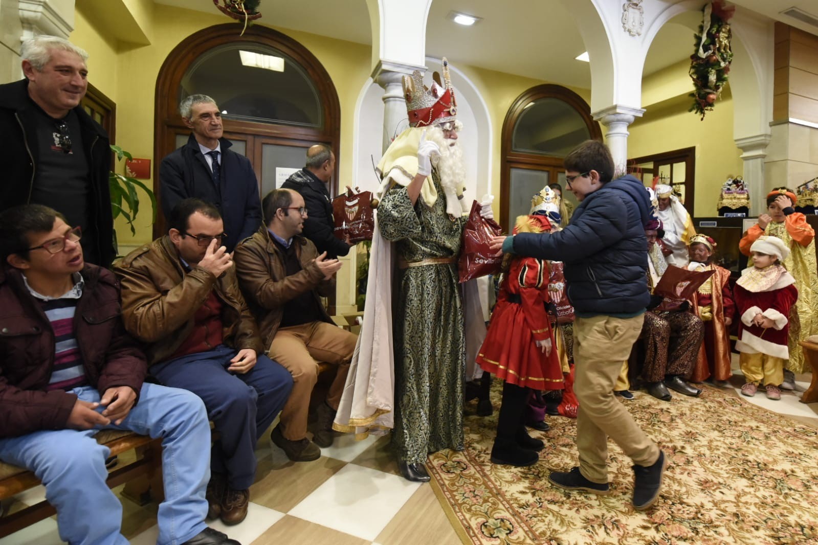 Antonio Álvarez presente en la entrega de regalos de los Reyes Magos en la residencia San Juan de Dios