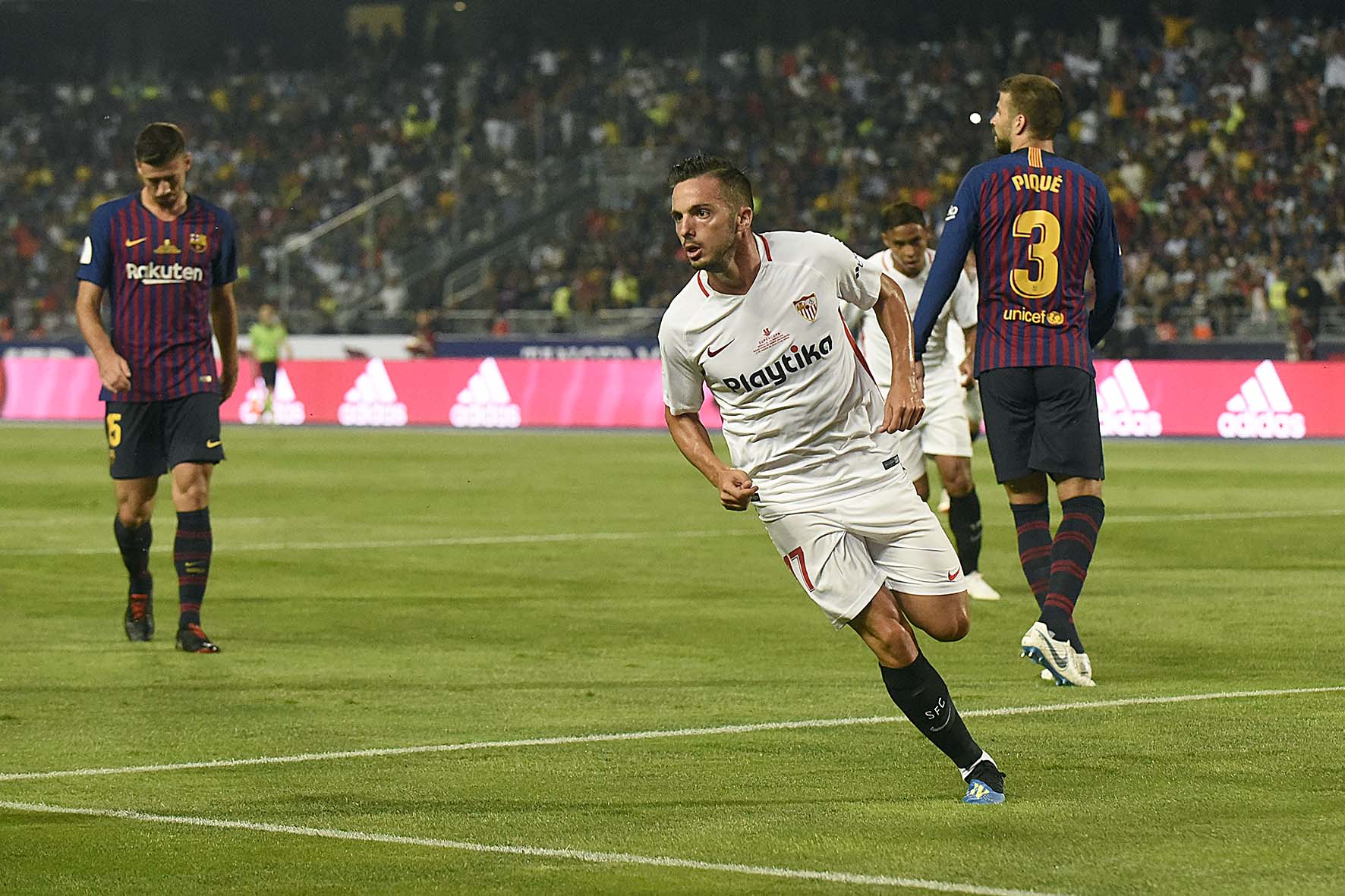 Sarabia celebra su gol ante el FC Barcelona
