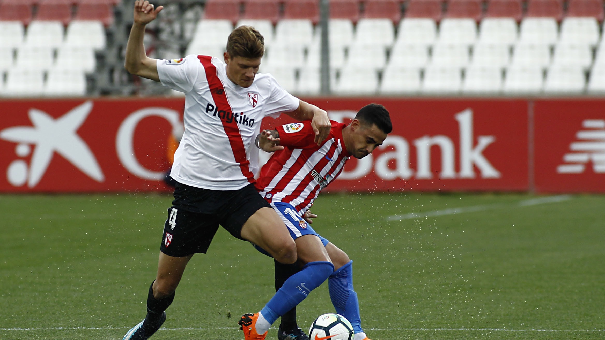 Disputa del balón en el Sevilla Atlético-Sporting