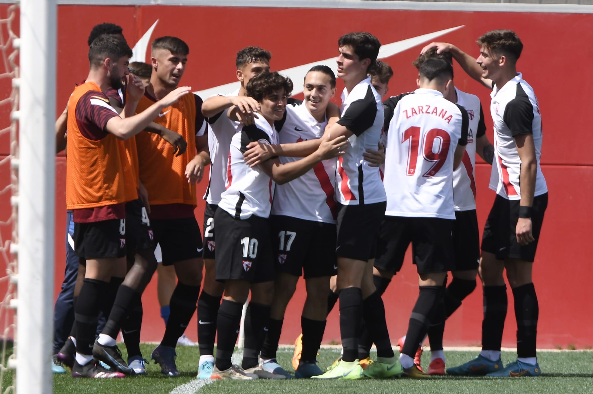 El Sevilla Atlético celebra su goleada ante el San Fernando