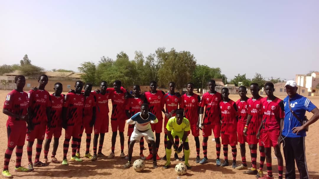 Un equipo de fútbol de Senegal con las indumentarias del Sevilla FC