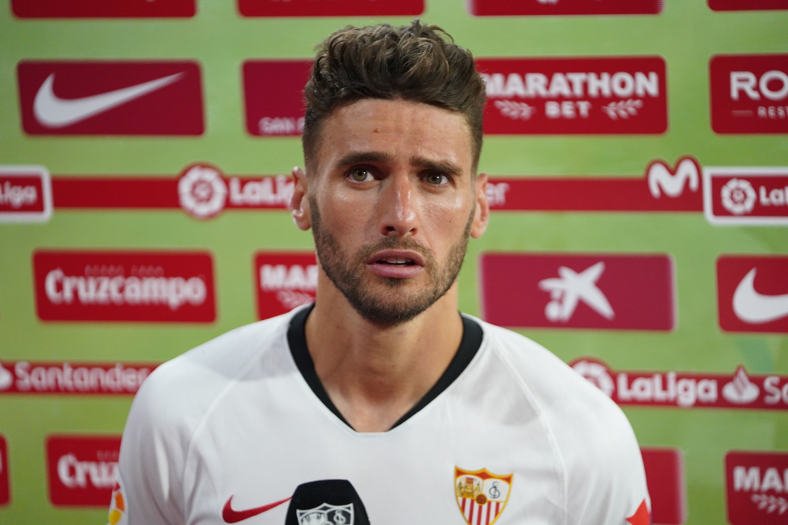 Sergi Gómez atiende a los medios oficiales tras el Sevilla-Eibar