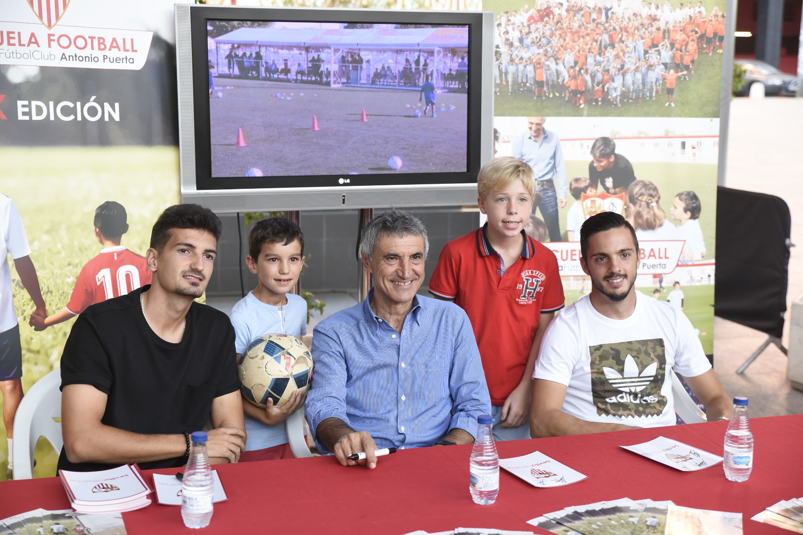 Alex Muñoz, Antonio Álvarez and Pablo Sarabia at the Antonio Puerta School signing