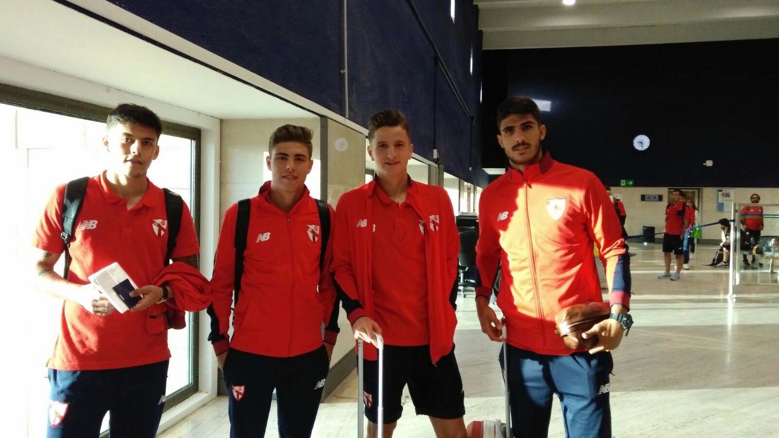 Los jugadores del Sevilla Atlético en el Aeropuerto de San Pablo