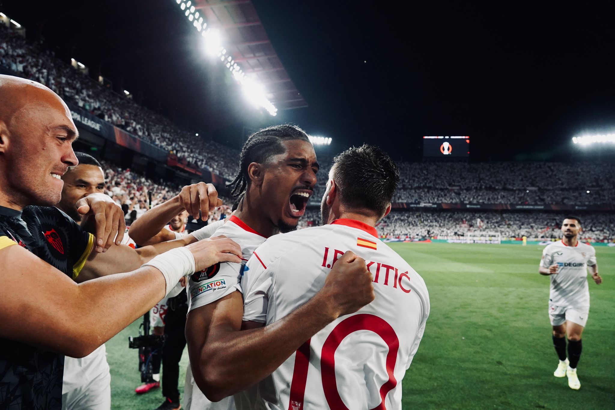 Imagen de Badé y Rakitic en la celebración de un gol