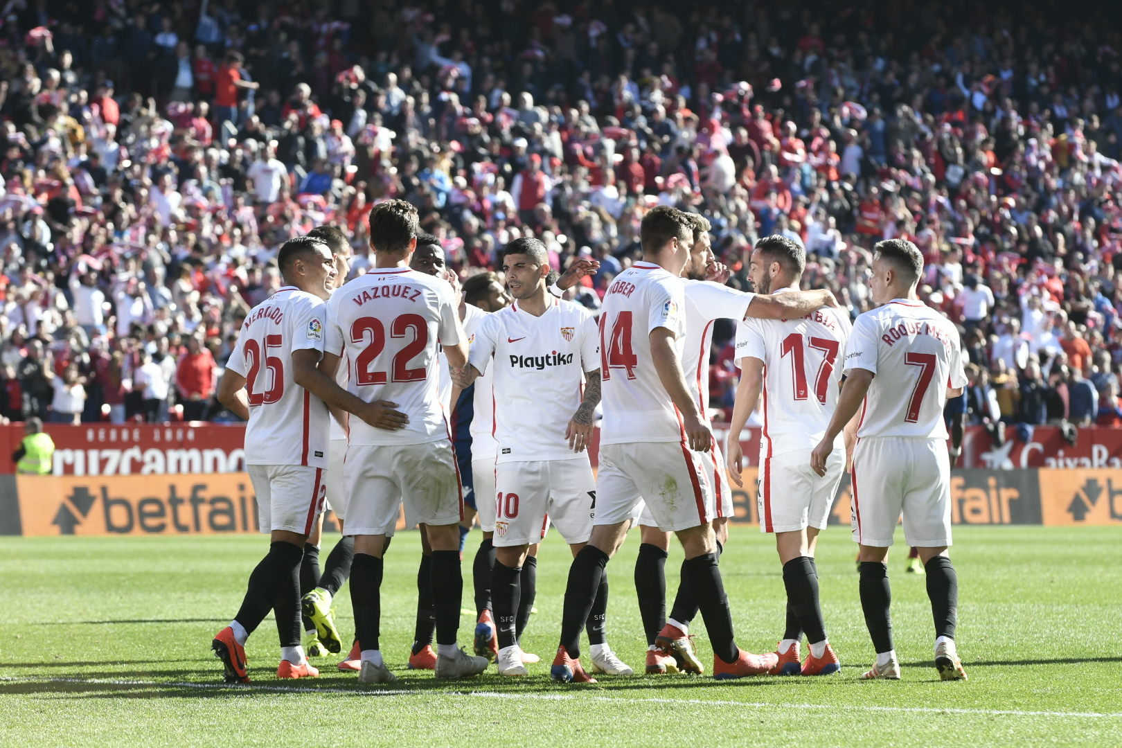 Sevilla FC celebrating against Levante