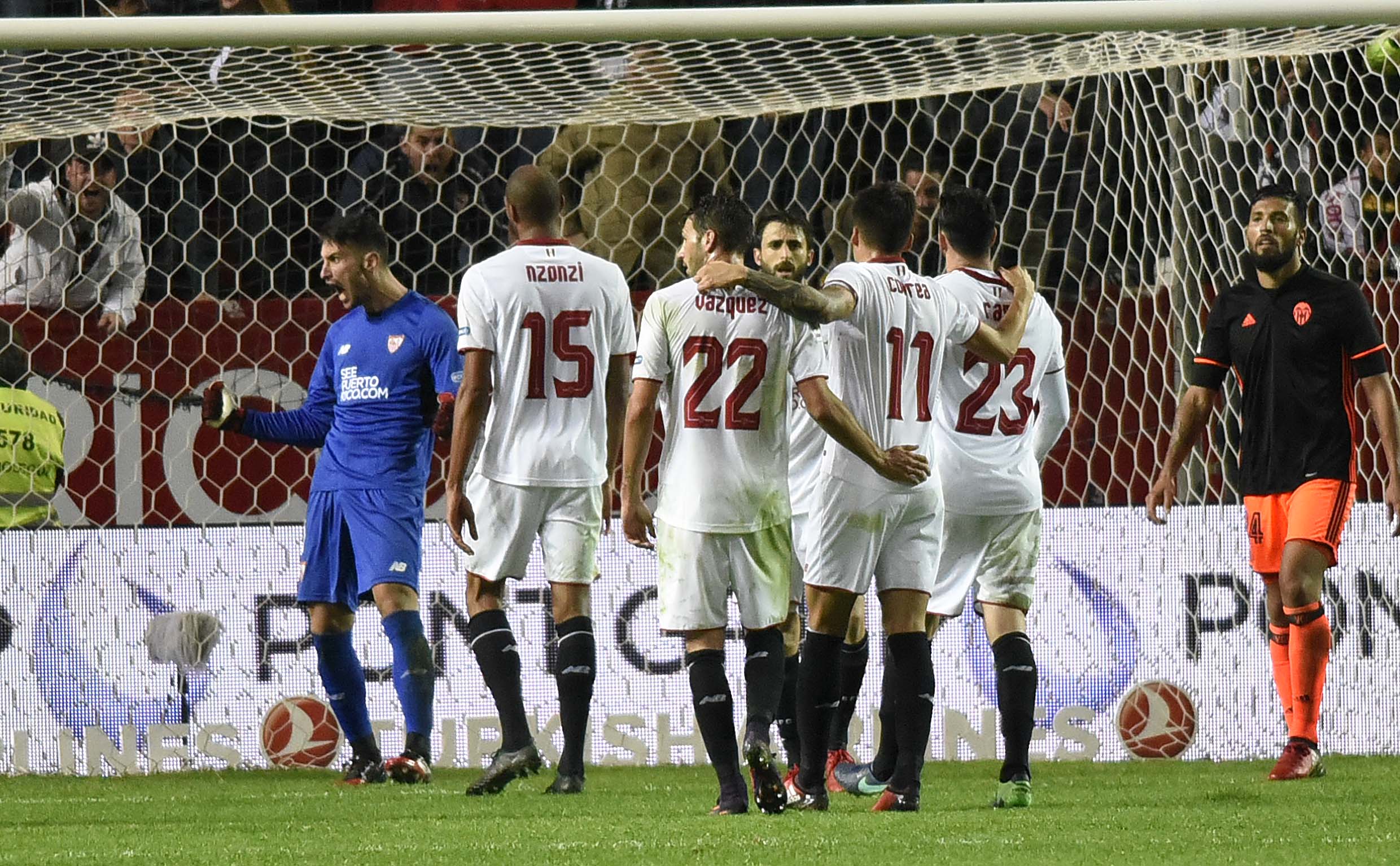 El Sevilla FC celebra un gol ante el Valencia
