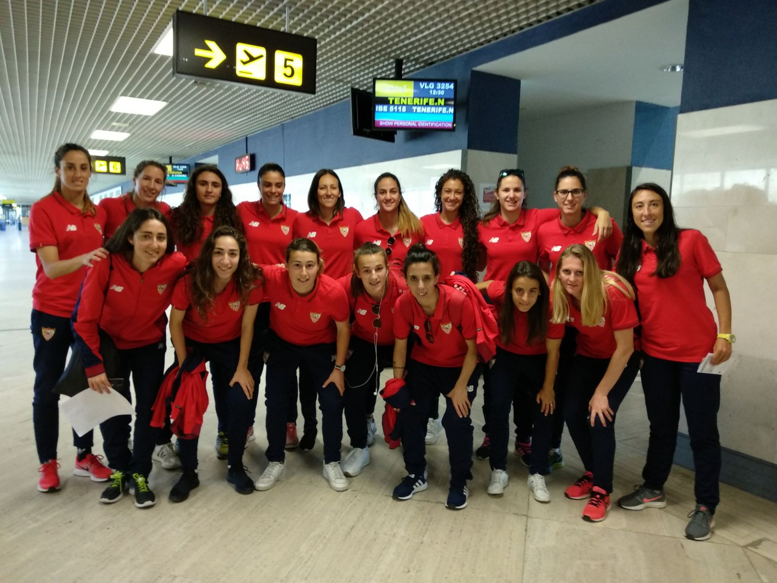 El Sevilla FC Femenino en el aeropuerto de Sevilla