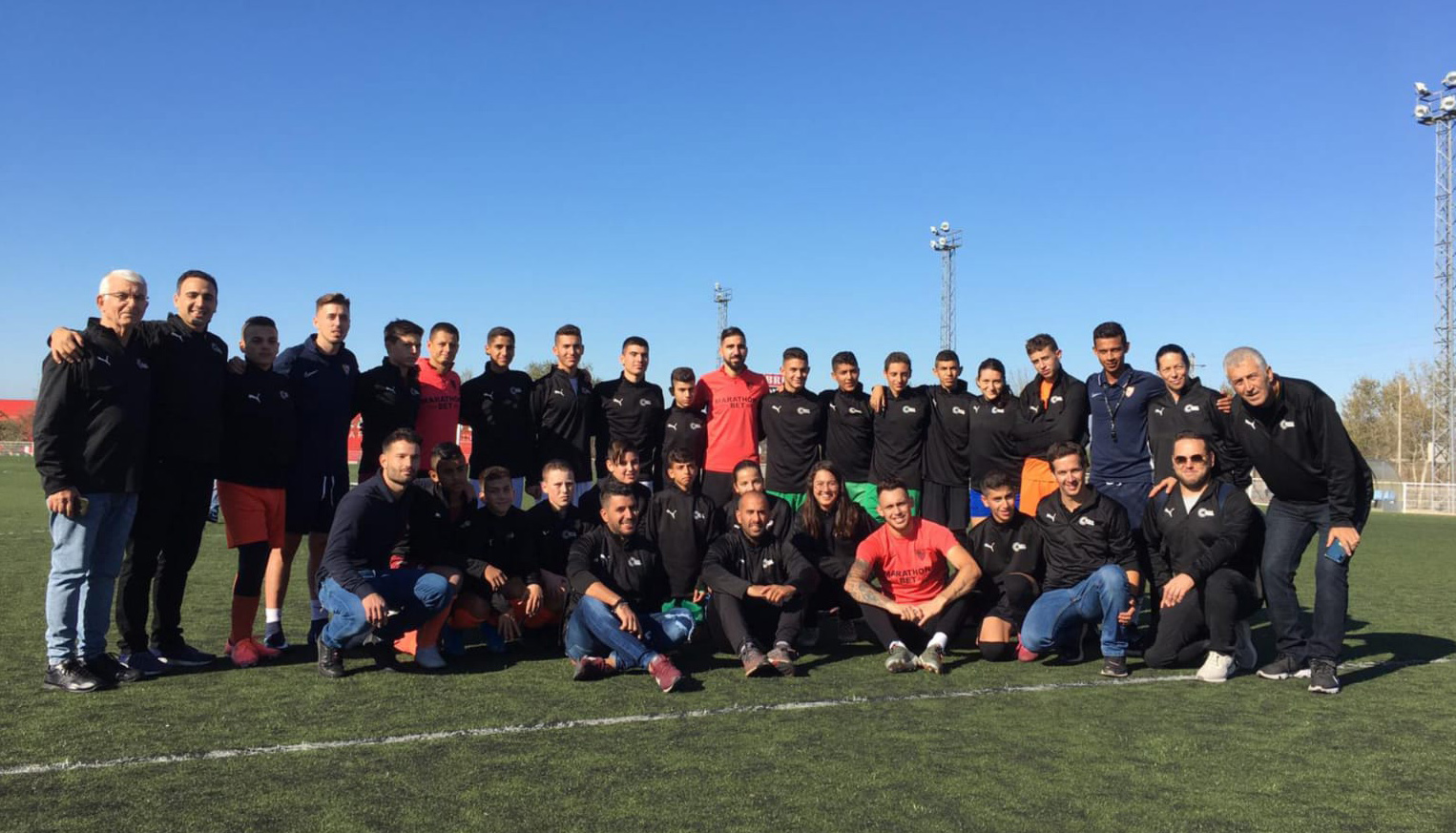 Los jugadores israelíes presencian un entrenamiento en la ciudad deportiva