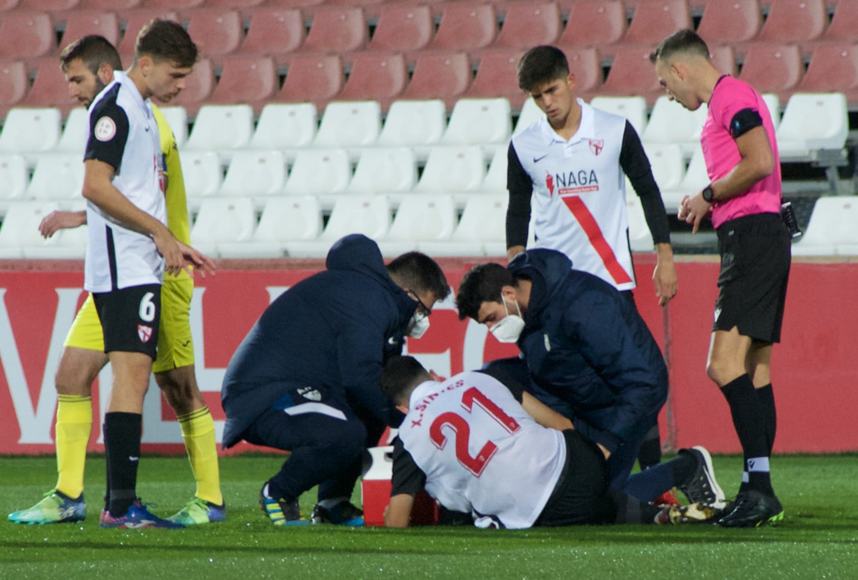 Xavi Sintes cae lesionado en el partido ante el Villarreal B