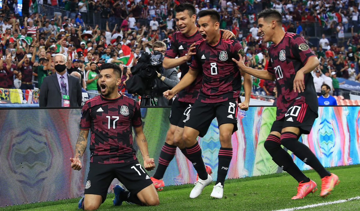 Tecatito celebra un gol con la selección de México
