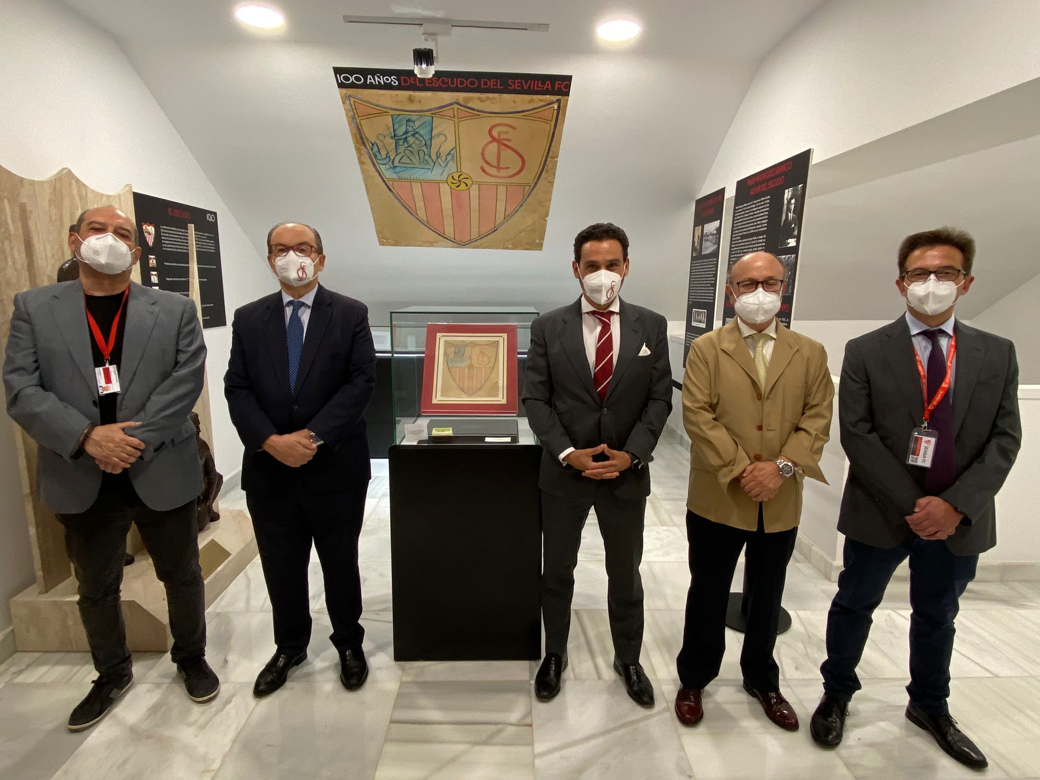 Visita a la exposición temporal sobre los cien años del escudo sevillista