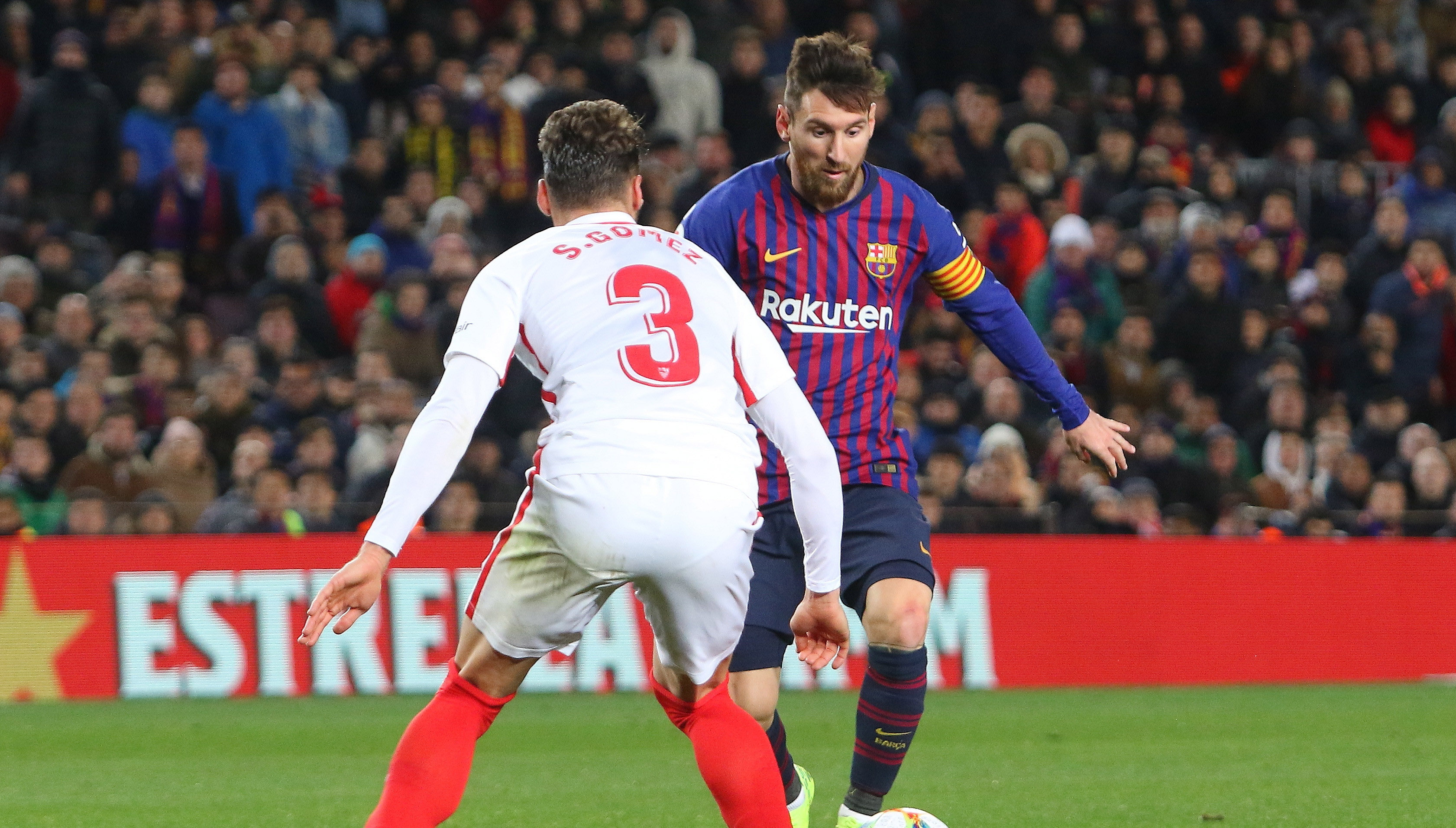 Sergi Gómez frente a Leo Messi