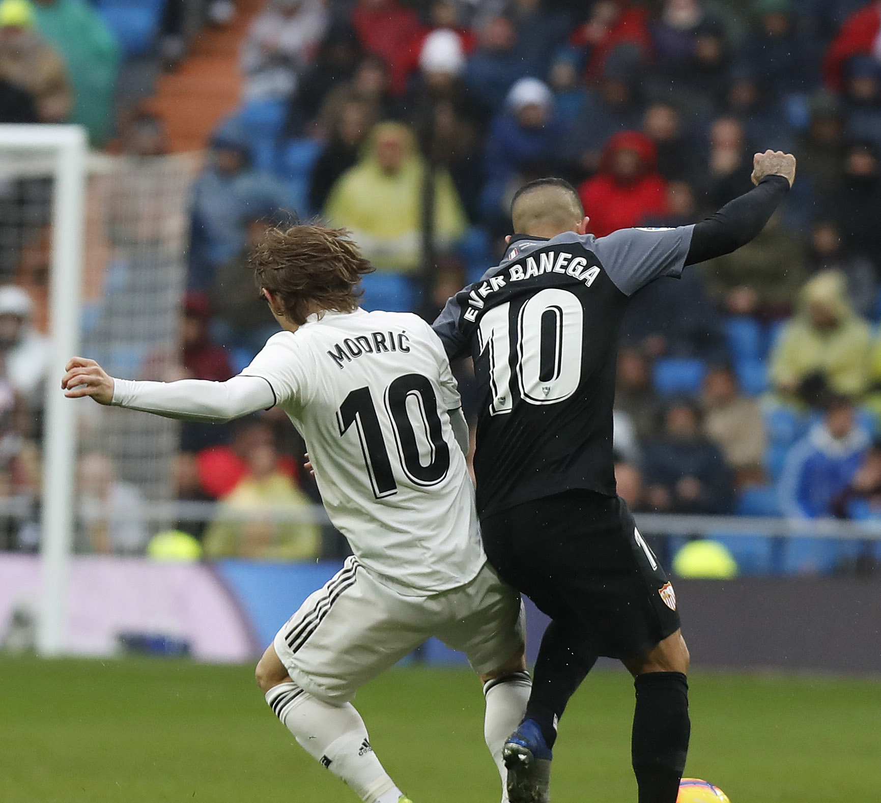 Banega challenges Modric for the ball