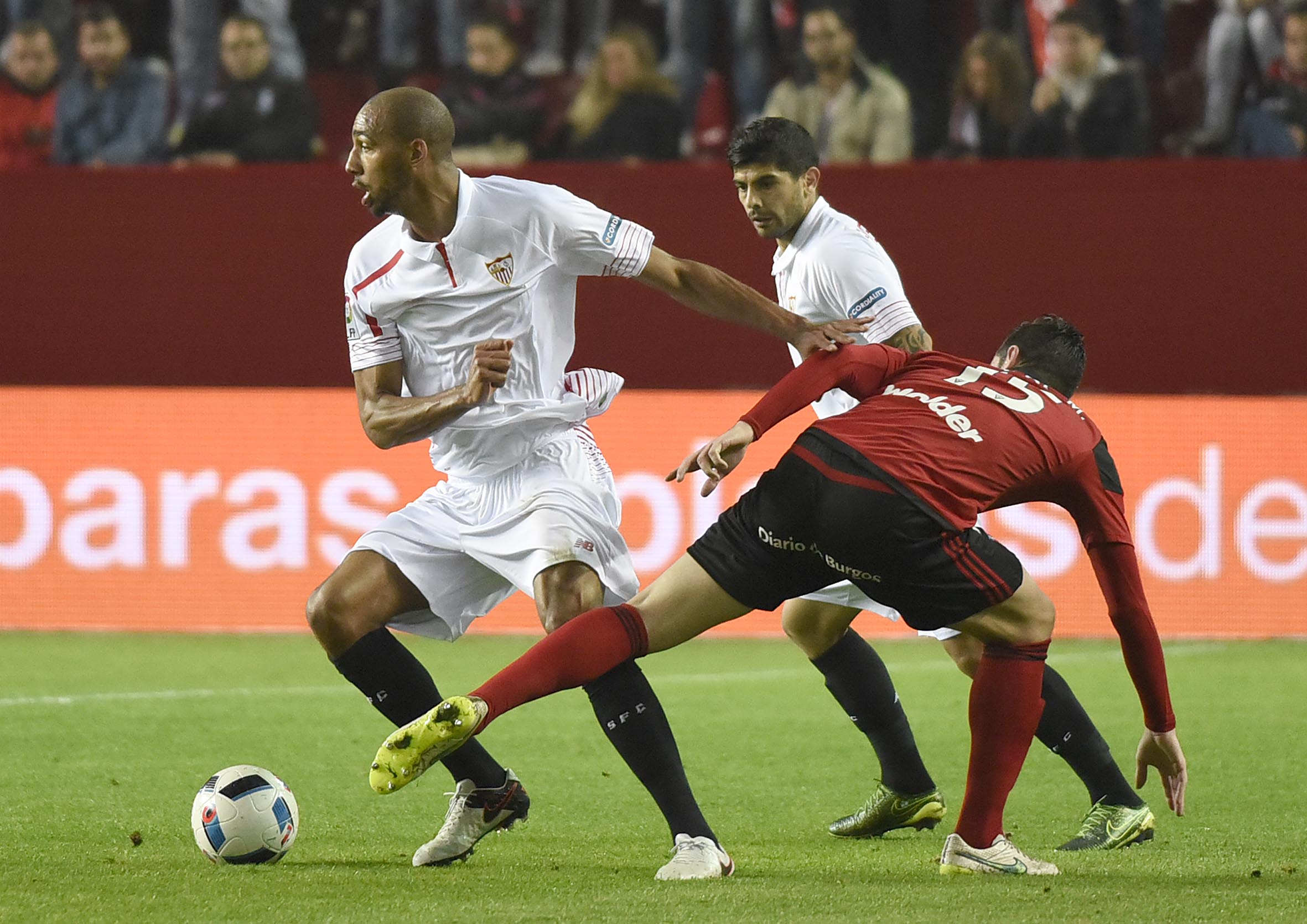 N'Zonzi inicia un ataque en Sevilla-Mirandés de Copa