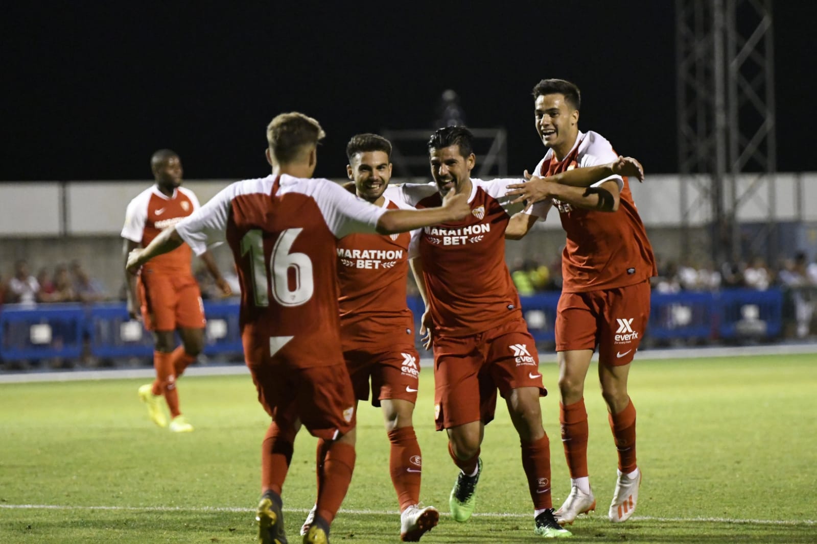 Nolito celebra con sus compañeros el gol ante el Reading (Foto: SFC).