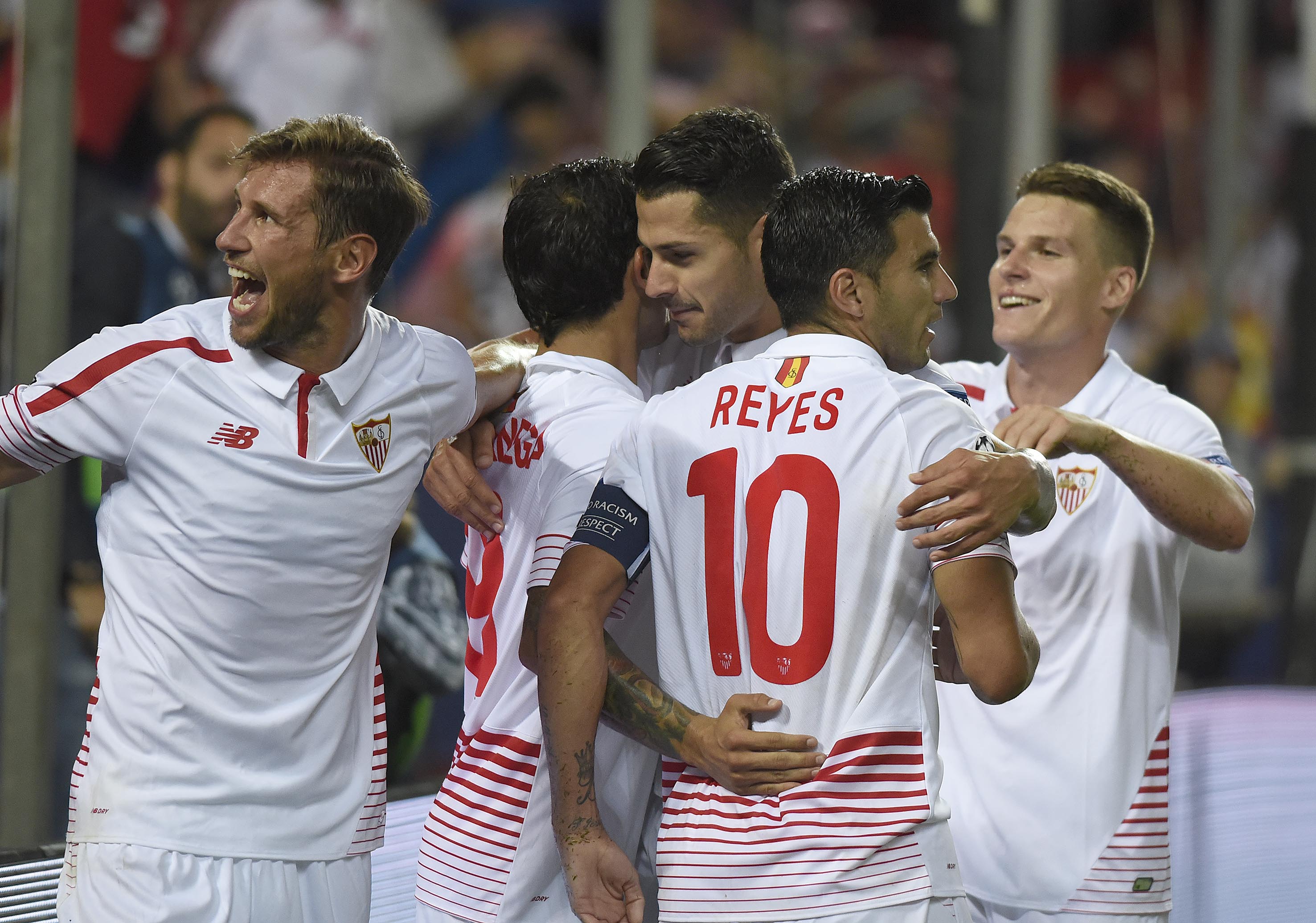Jugadores del Sevilla FC celebran un gol