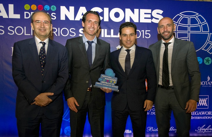 Unai Emery recibió el premio en Festival de las Naciones acompañado por Castro, Del Nido Carrasco y Monchi