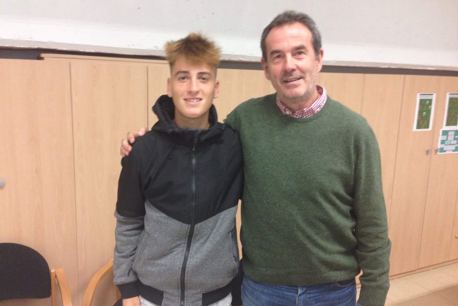 El juvenil del Sevilla FC Raúl García junto a Ramón Vázquez