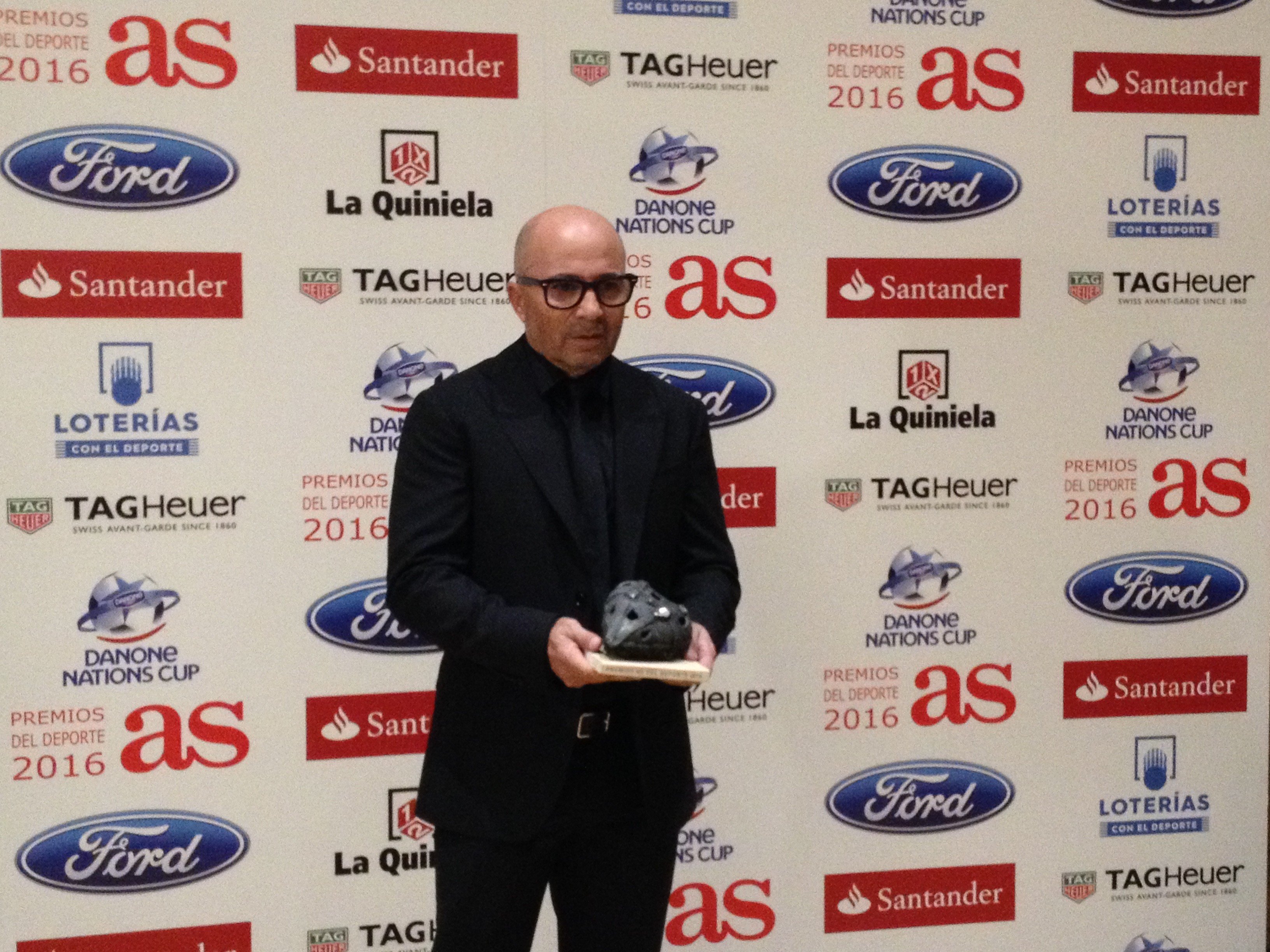 Jorge Sampaoli con el premio AS América 2016