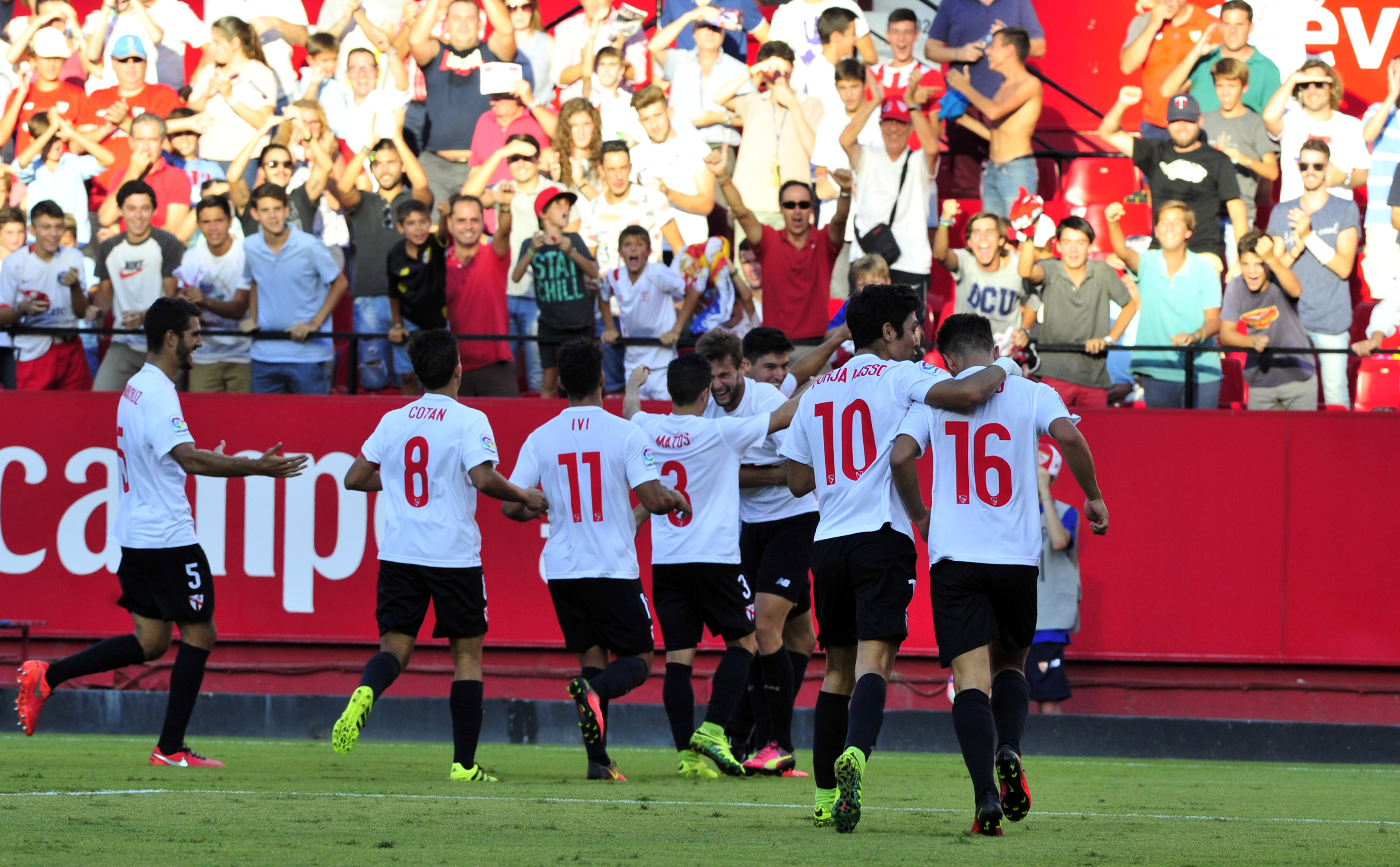 El Sevilla Atlético celebra un gol