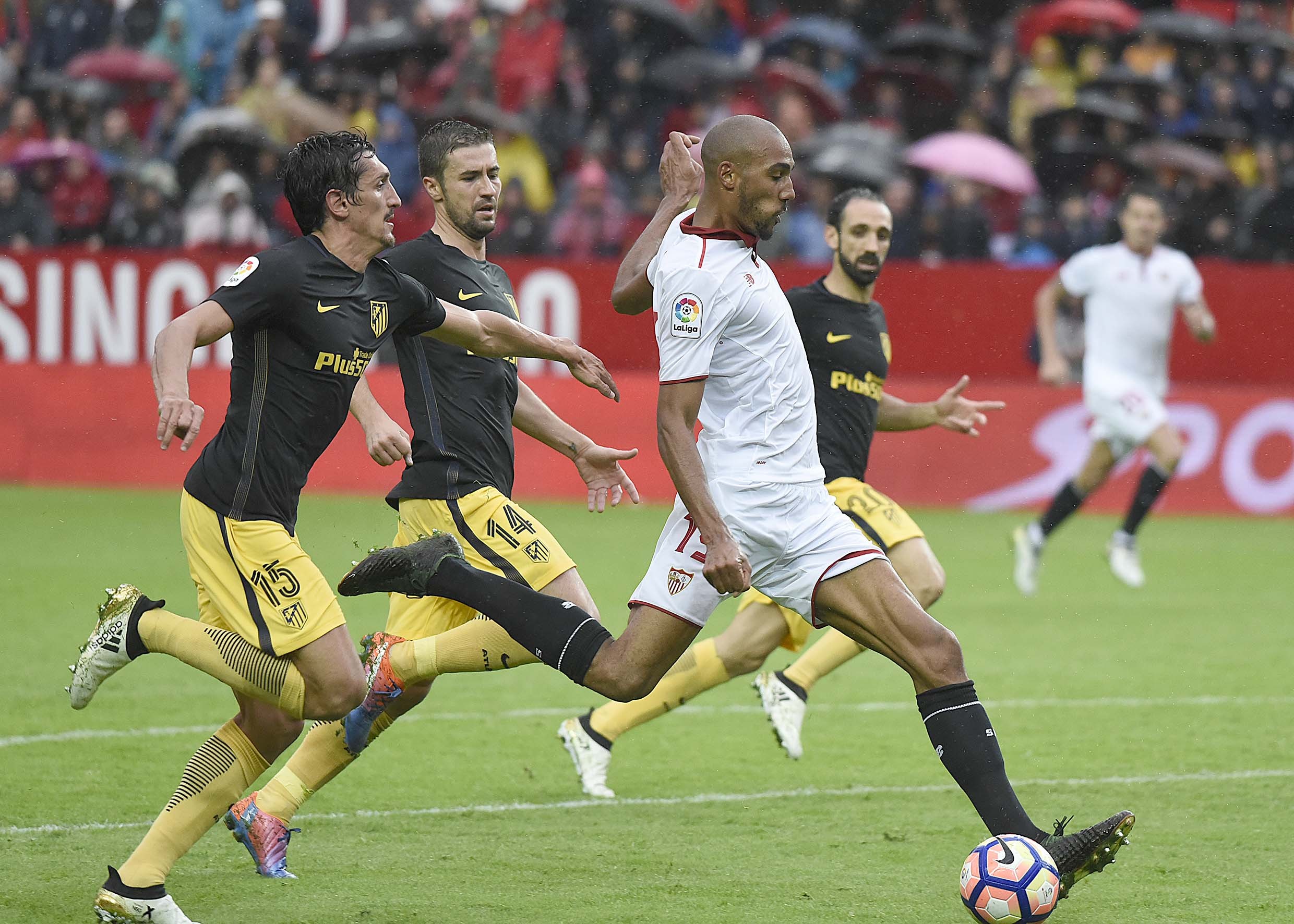 Remate a gol de Nzonzi en el Sevilla FC-Atlético