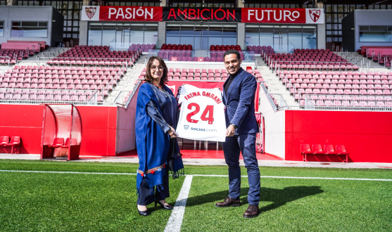 El presidente del Sevilla FC, José María del Nido Carrasco, posa con la embajadora de Túnez, Fatma Omrani.