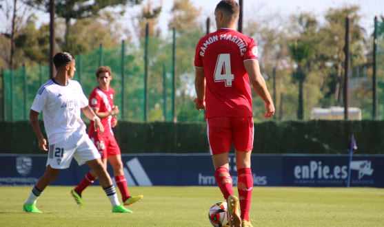 Imagen de Xavi Sintes frente al Marbella FC