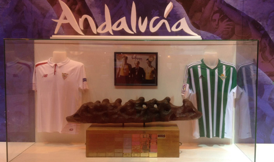 Imagen del Cocodrilo con las camisetas de Sevilla FC y Real Betis