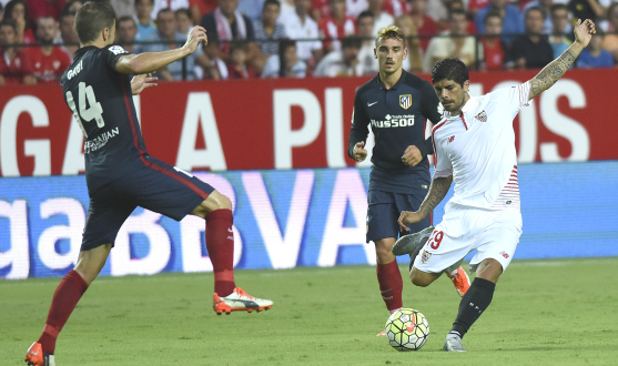 Banega en un lance del Sevilla-Atlético de la 15-16