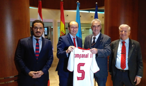 Foto institucional del Sevilla FC con Marcelo Campanal