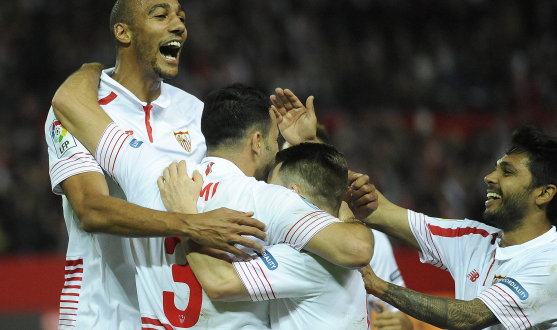Los jugadores celebran un gol en el Sevilla FC-Celta